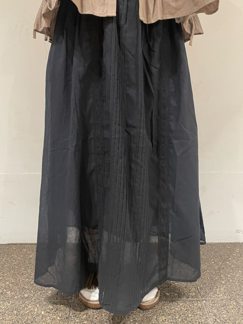 ブラック系のシャツ/ブラウス、ベージュ系のベスト、ブラック系のスカートを着用したレディースの夏コーディネートの5枚目の写真