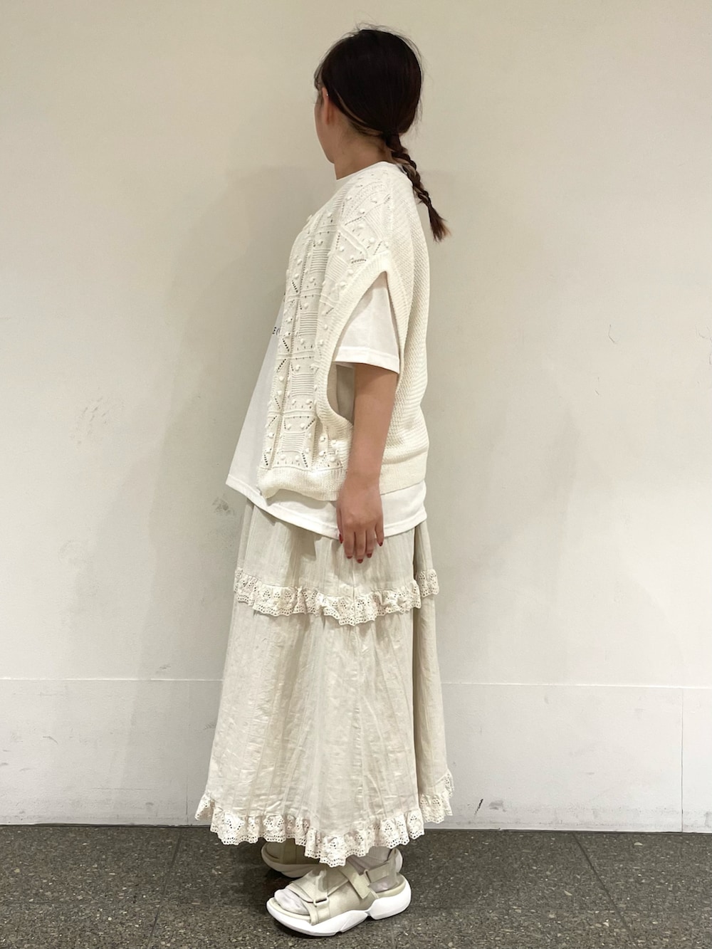 ベージュ系のサンダル、ホワイト系のTシャツ/カットソー、ホワイト系のベストを着用したレディースの夏コーディネートの3枚目の写真