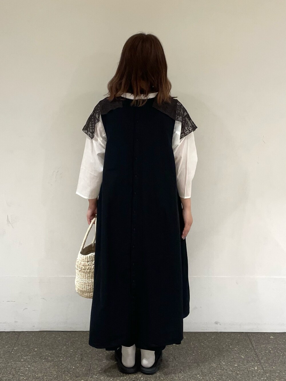 ホワイト系のシャツ/ブラウス、ブラック系のワンピース、ホワイト系のハンドバッグを着用したレディースの夏コーディネートの4枚目の写真