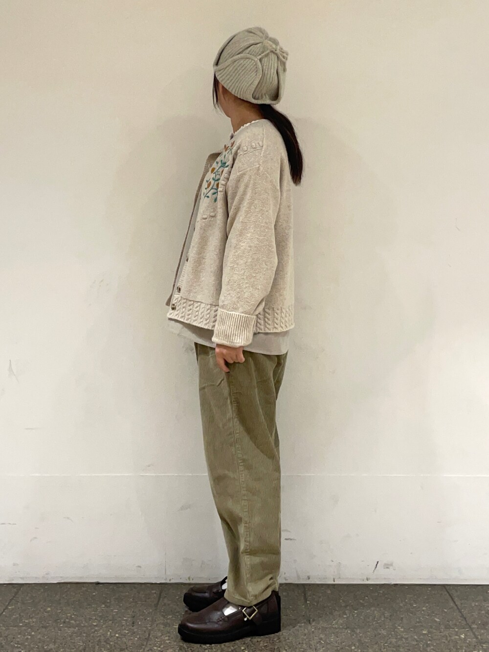 ブラウン系のドレスシューズを着用したレディースの冬コーディネートの3枚目の写真