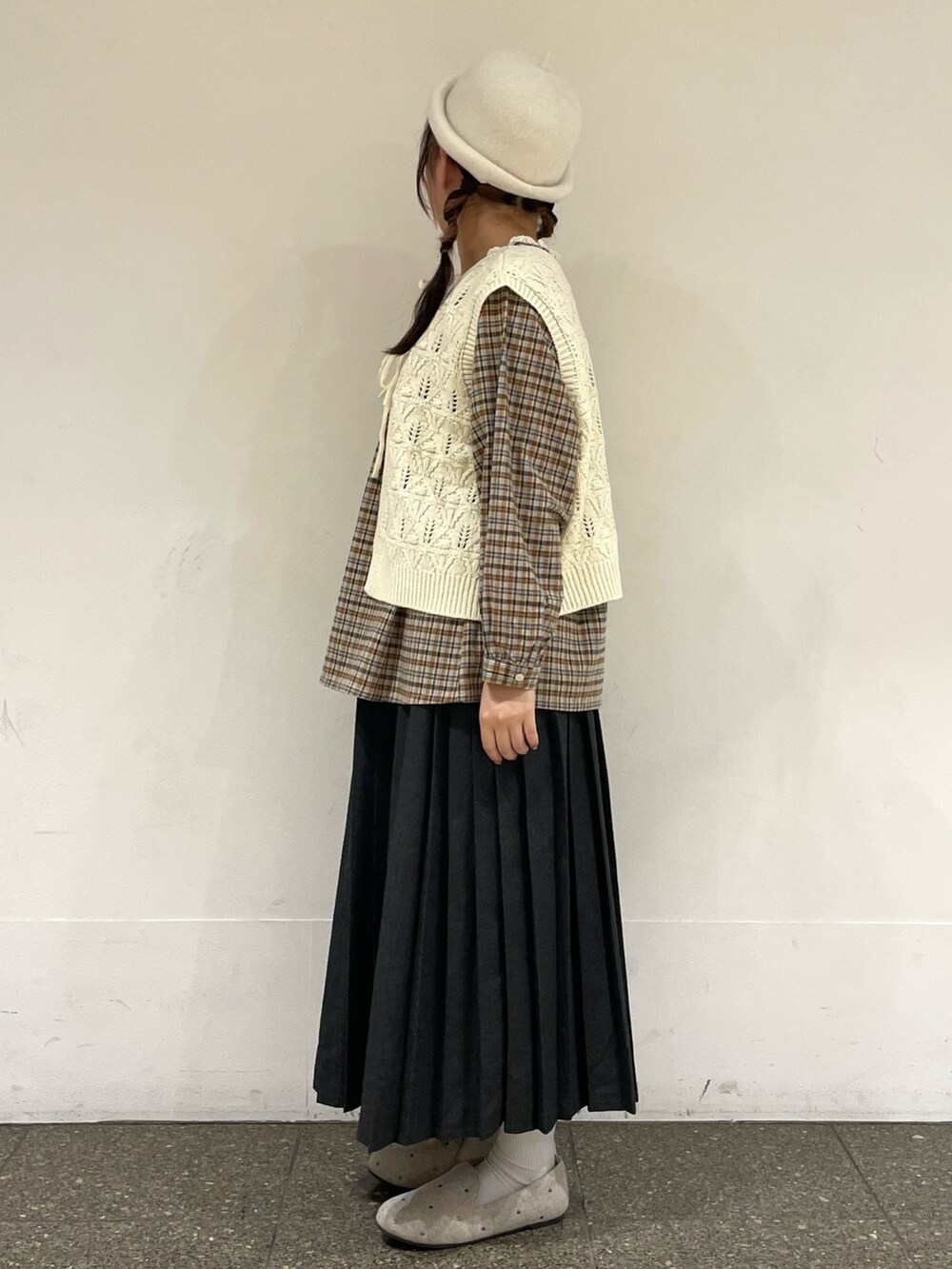 ベージュ系のドレスシューズ、ホワイト系のハットを着用したレディースの冬コーディネートの3枚目の写真