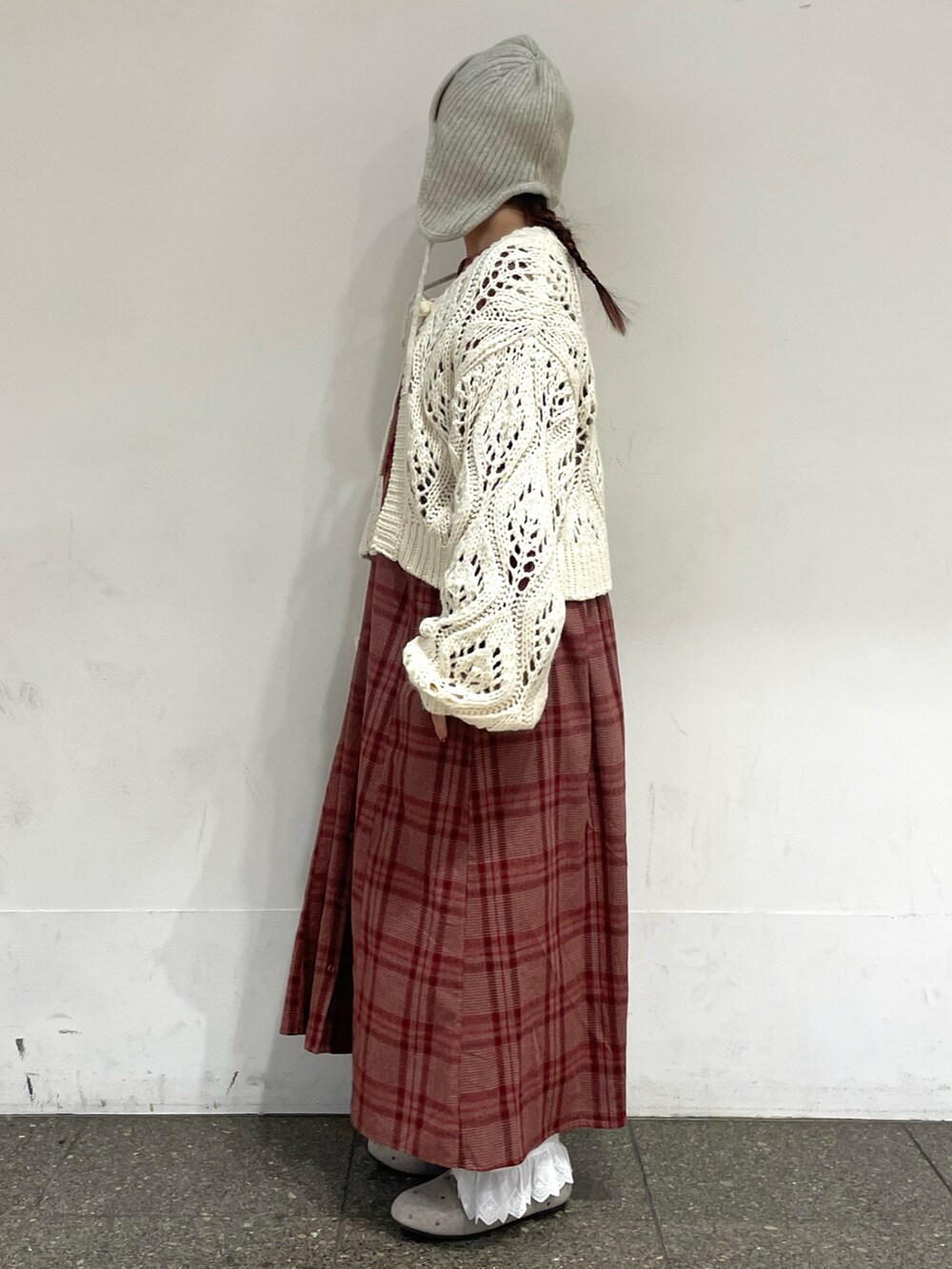 ベージュ系のドレスシューズ、ホワイト系のカーディガン/ボレロ、レッド系のワンピースを着用したレディースの冬コーディネートの3枚目の写真