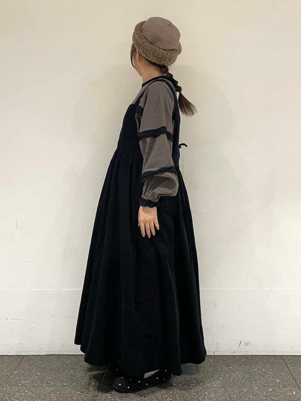 グレー系のドレスシューズを着用したレディースの冬コーディネートの3枚目の写真