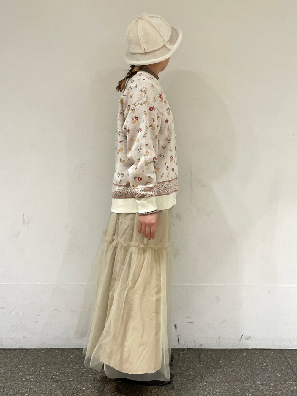 ブラウン系のドレスシューズ、ブラウン系のシャツ/ブラウス、ホワイト系のカーディガン/ボレロを着用したレディースの冬コーディネートの5枚目の写真