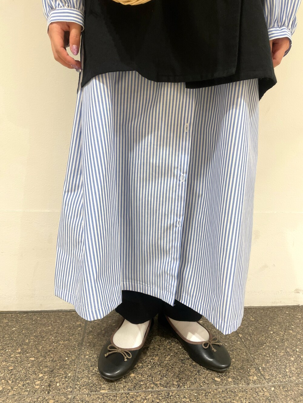 「SM2、Samansa Mos2、サマンサ モスモス(Samansa Mos2)、サマンサモスモス、低身長、低身長コーデ、ワンピース、ベスト、ブルー、パンツスタイル、カンカン帽、かごバッグ、春コーデ、バレエシューズ、春」｜「Samansa Mos2の【リンネル5月号掲載アイテム】【イージーケア＋UVカット】お手入れラクラクシャツワンピ（シャツワンピース、ブルー系）」を使った、松さん（レディース・153cm）の春コーディネートの5枚目の写真