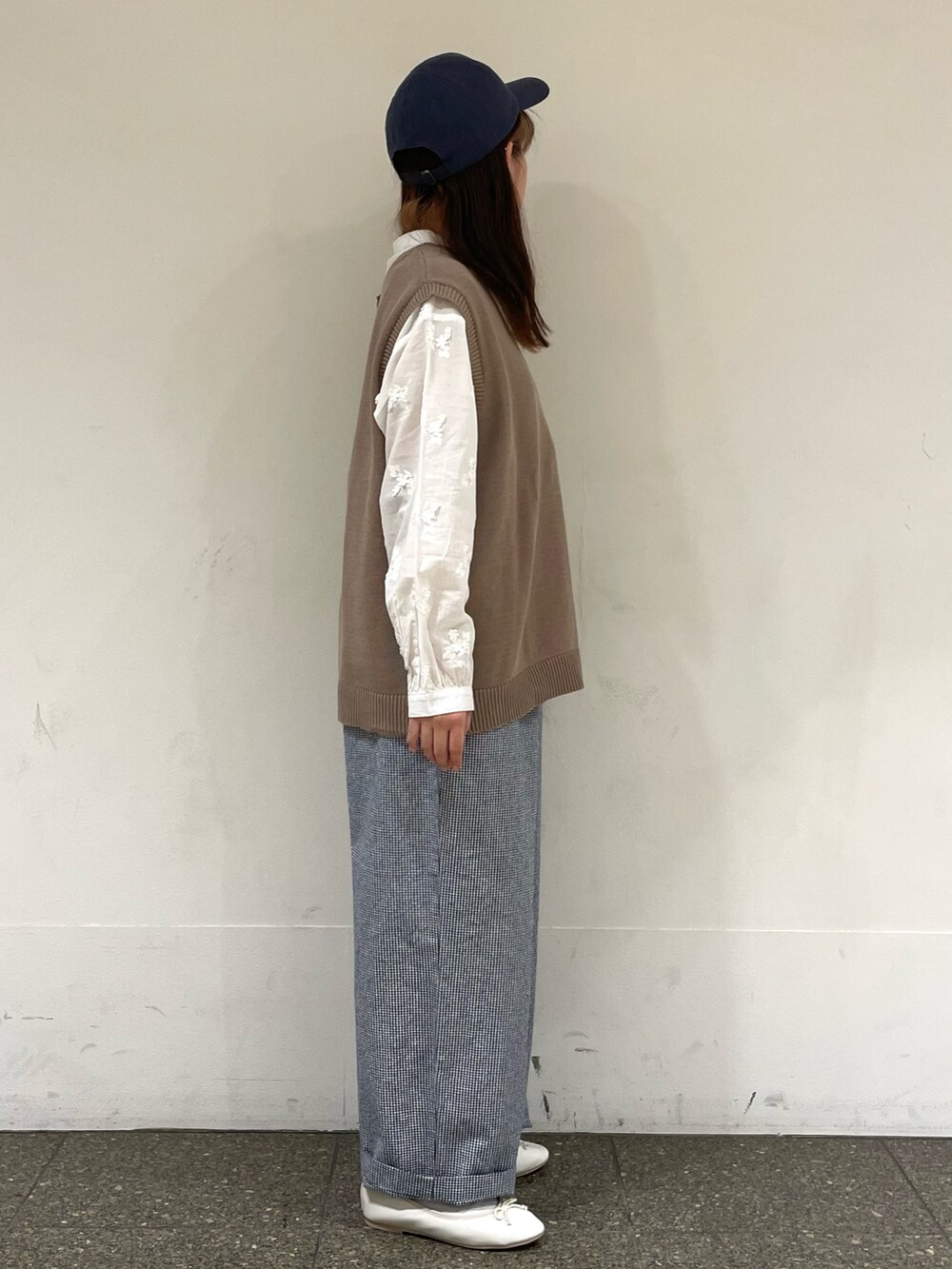 ホワイト系のシャツ/ブラウス、ベージュ系のベスト、ブルー系のその他パンツを着用したレディースの春コーディネートの5枚目の写真