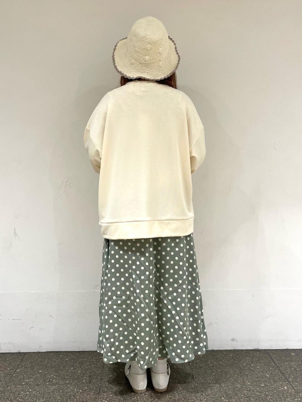 ホワイト系のTシャツ/カットソー、ホワイト系のカーディガン/ボレロ、ベージュ系のハンドバッグを着用したレディースの冬コーディネートの3枚目の写真