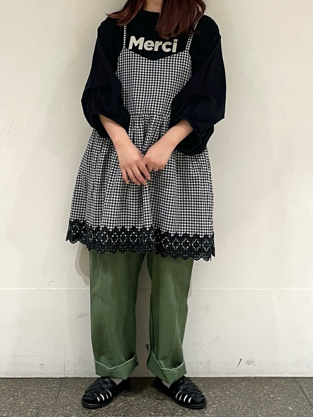 ブラック系のサンダル、ブラック系のTシャツ/カットソー、グレー系のシャツ/ブラウスを着用したレディースの春コーディネートの2枚目の写真