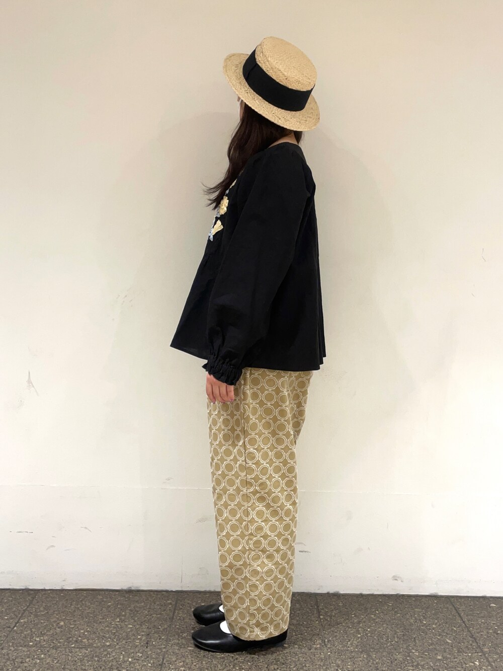 ブラック系のシャツ/ブラウス、ベージュ系のその他パンツ、ブラック系のドレスシューズを着用したレディースの春コーディネートの2枚目の写真