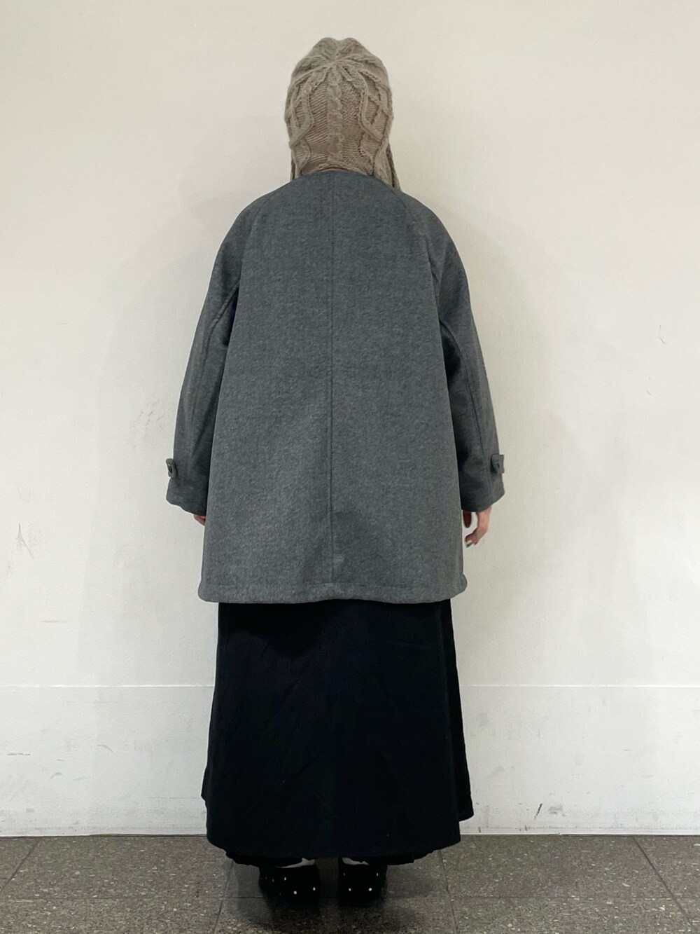 グレー系のドレスシューズを着用したレディースの冬コーディネートの4枚目の写真