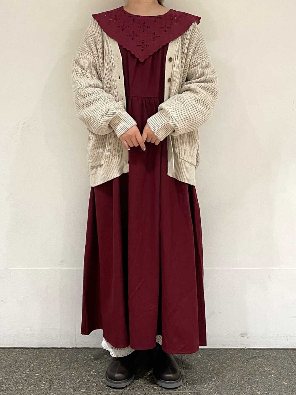 レッド系のワンピース、ホワイト系のその他パンツ、ブラウン系のサンダルを着用したレディースの秋コーディネートの2枚目の写真