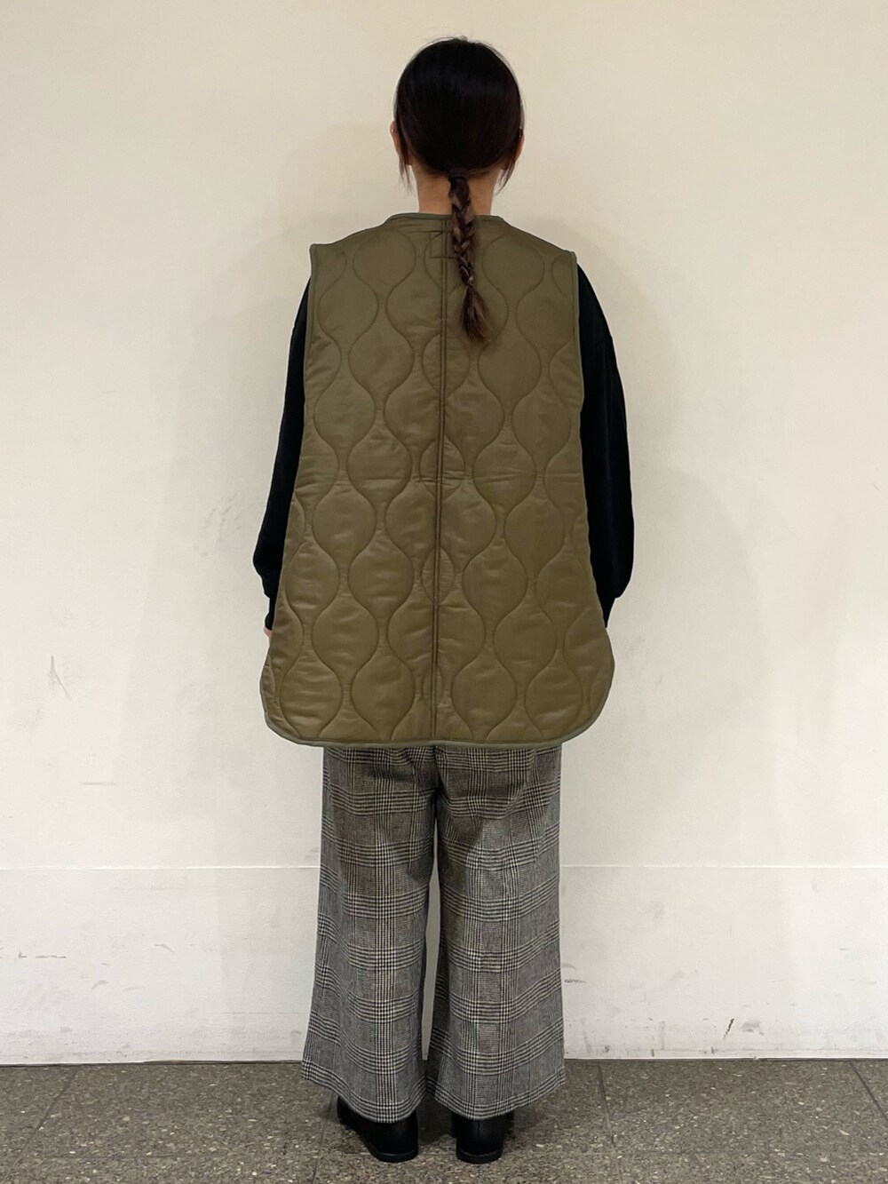 ブラック系のドレスシューズを着用したレディースの冬コーディネートの4枚目の写真