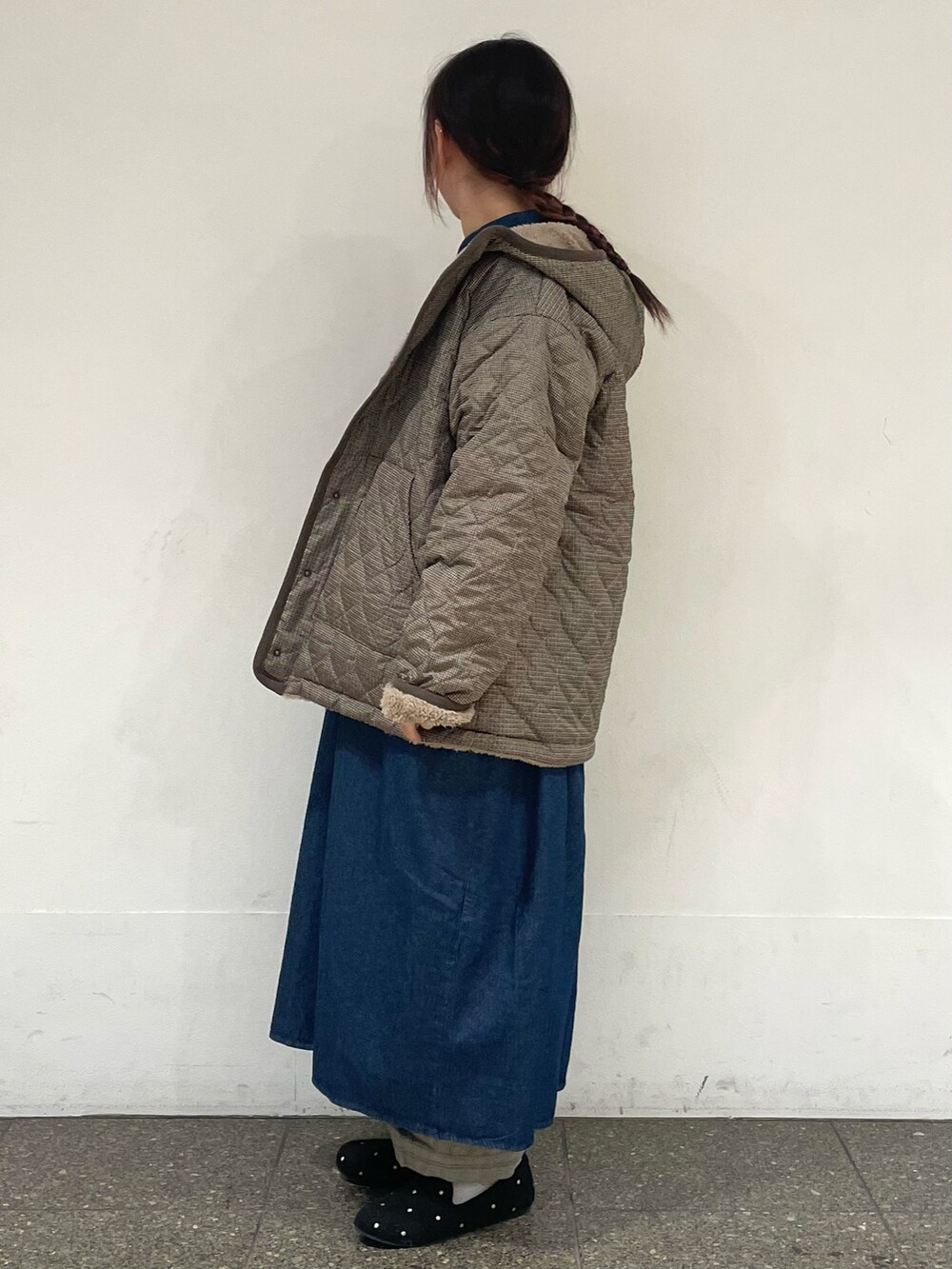 グレー系のドレスシューズを着用したレディースの冬コーディネートの3枚目の写真