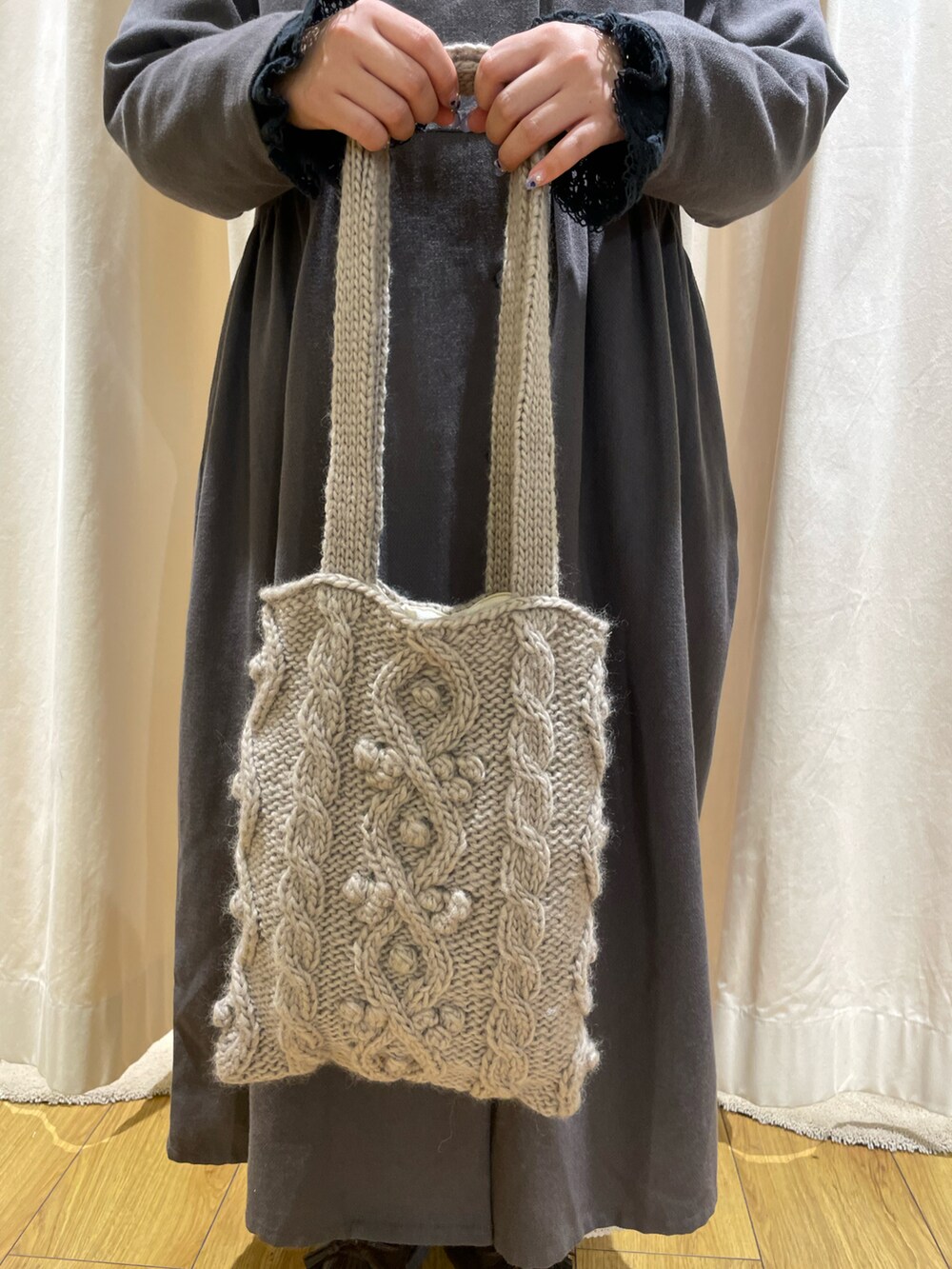 ブラック系のシャツ/ブラウス、グレー系のワンピース、ブラウン系のトートバッグを着用したレディースの冬コーディネートの5枚目の写真