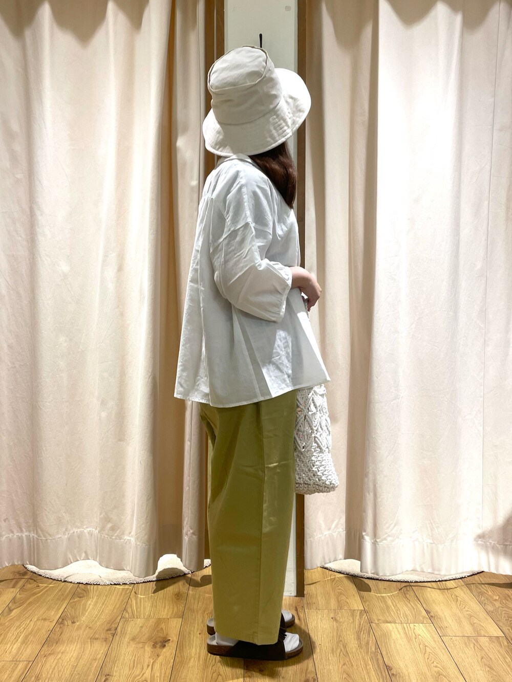 ブラック系のTシャツ/カットソー、ベージュ系のTシャツ/カットソー、ホワイト系のシャツ/ブラウスを着用したレディースの夏コーディネートの4枚目の写真