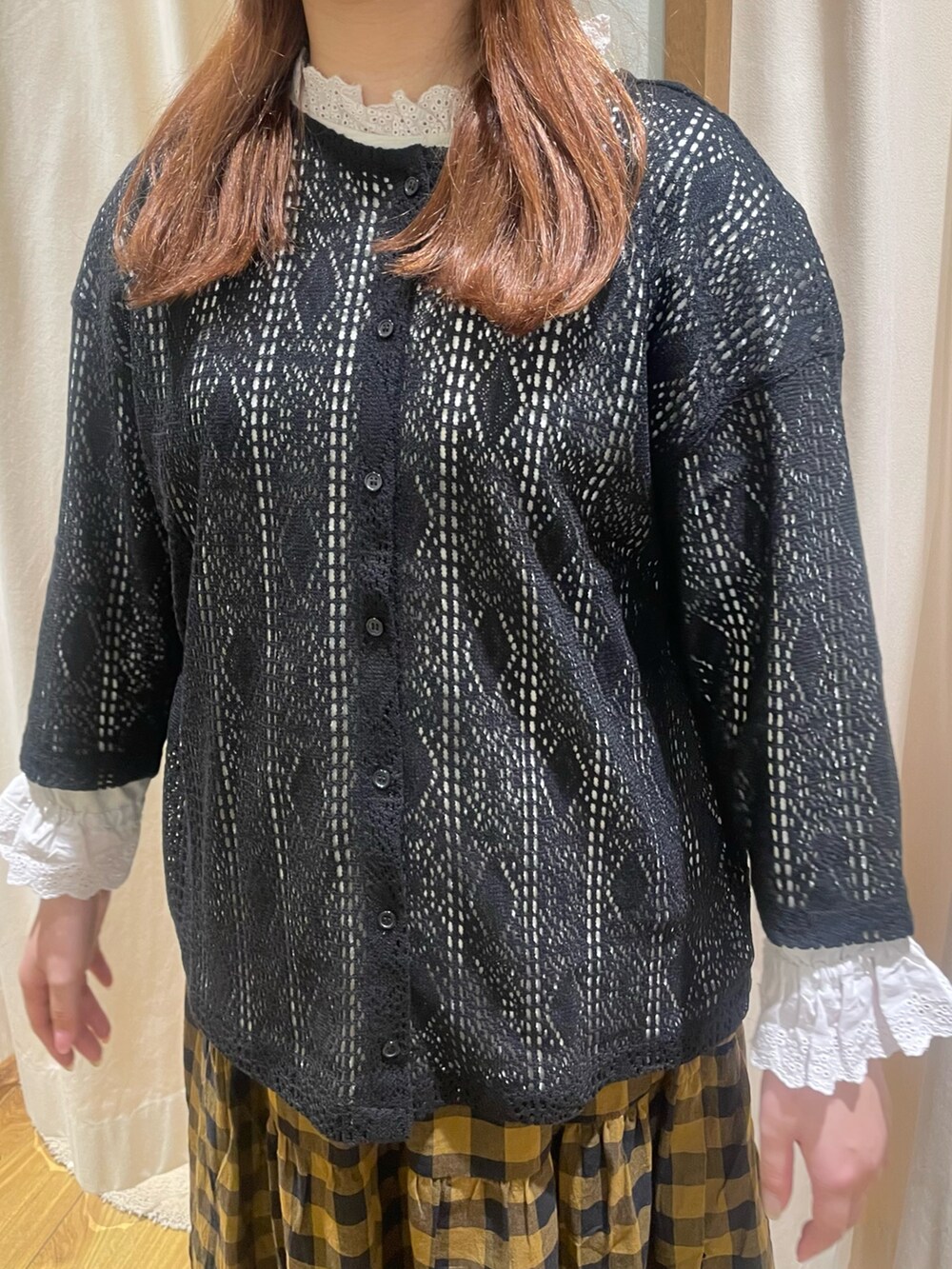 ホワイト系のTシャツ/カットソー、ブラック系のカーディガン/ボレロ、イエロー系のスカートを着用したレディースの夏コーディネートの4枚目の写真