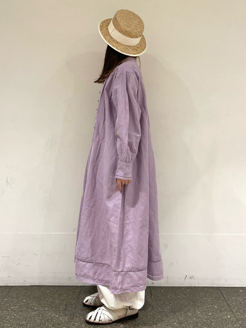 パープル系のワンピース、ホワイト系のサンダル、ホワイト系のその他パンツを着用したレディースの春コーディネートの3枚目の写真