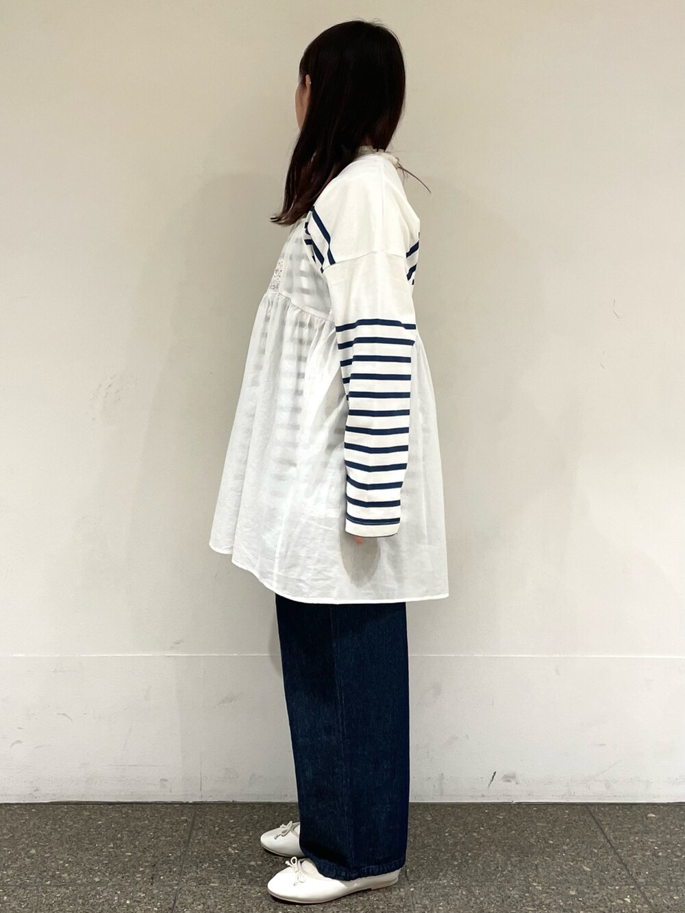 ホワイト系のTシャツ/カットソー、ホワイト系のパンプス、ブルー系のTシャツ/カットソーを着用したレディースの春コーディネートの3枚目の写真