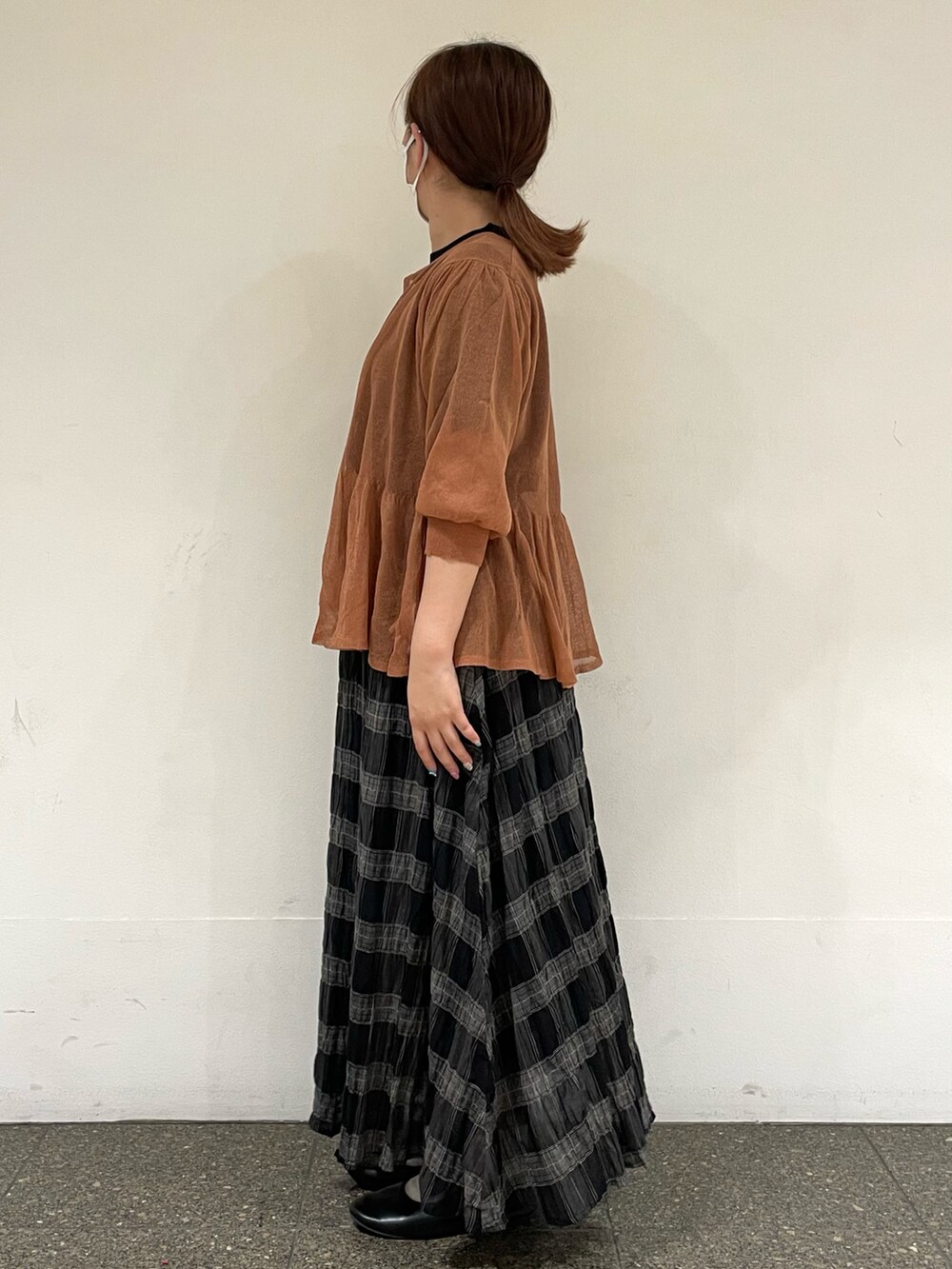 ブラック系のTシャツ/カットソー、レッド系のカーディガン/ボレロ、グレー系のスカートを着用したレディースの夏コーディネートの3枚目の写真