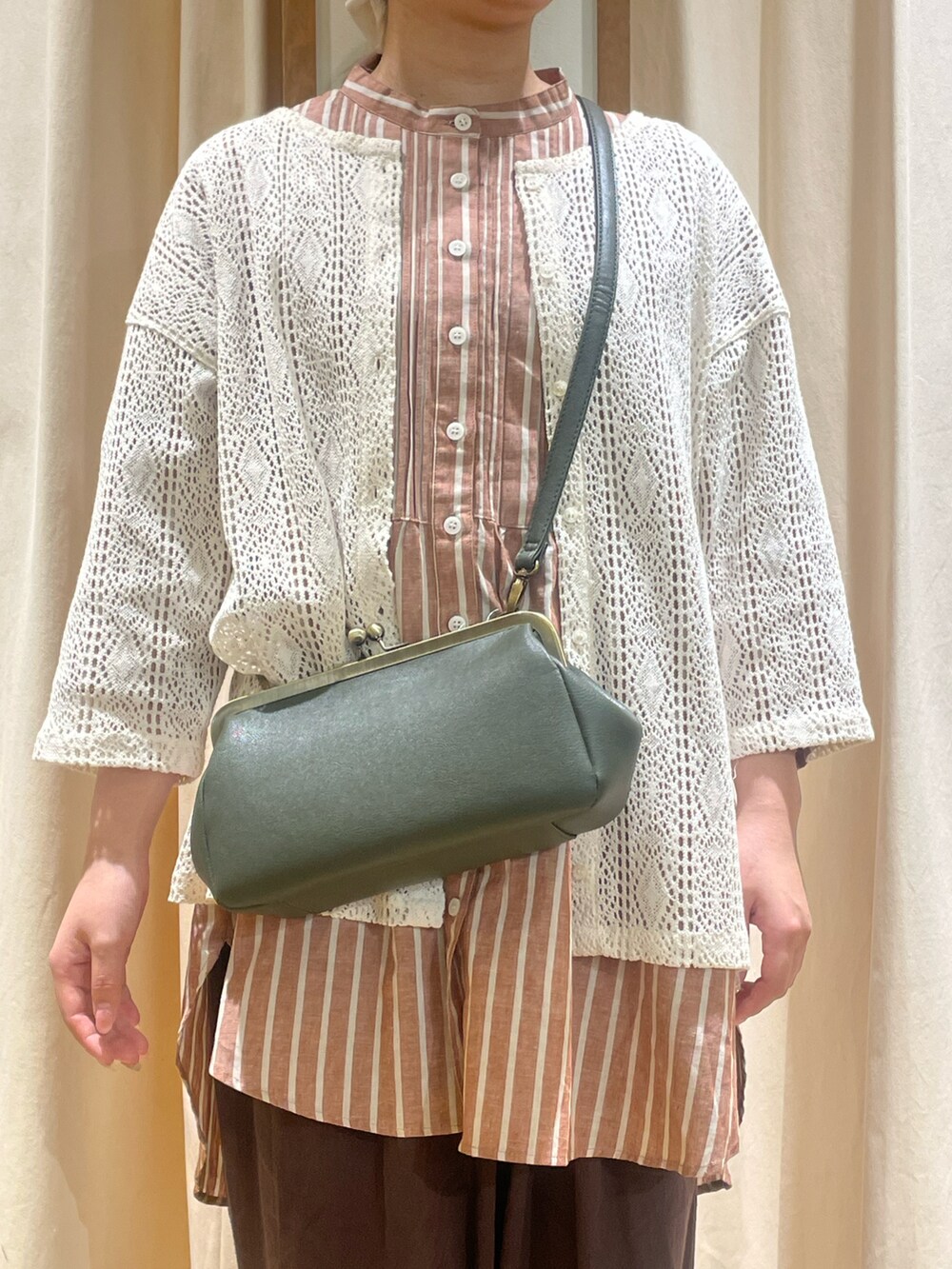 ブラウン系のシャツ/ブラウス、ブラウン系のその他パンツ、ブラウン系のパンプスを着用したレディースの夏コーディネートの4枚目の写真