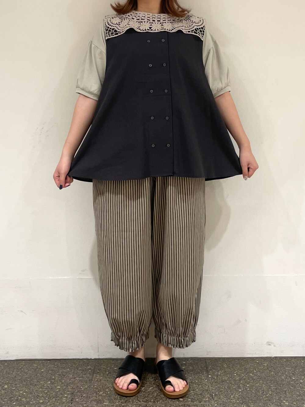 グレー系のTシャツ/カットソー、ベージュ系のその他パンツ、グレー系のベストを着用したレディースの夏コーディネートの2枚目の写真