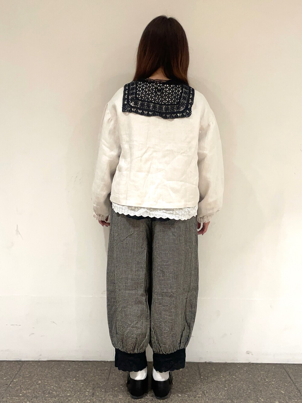 ブラック系のドレスシューズ、その他のその他を着用したレディースの冬コーディネートの2枚目の写真