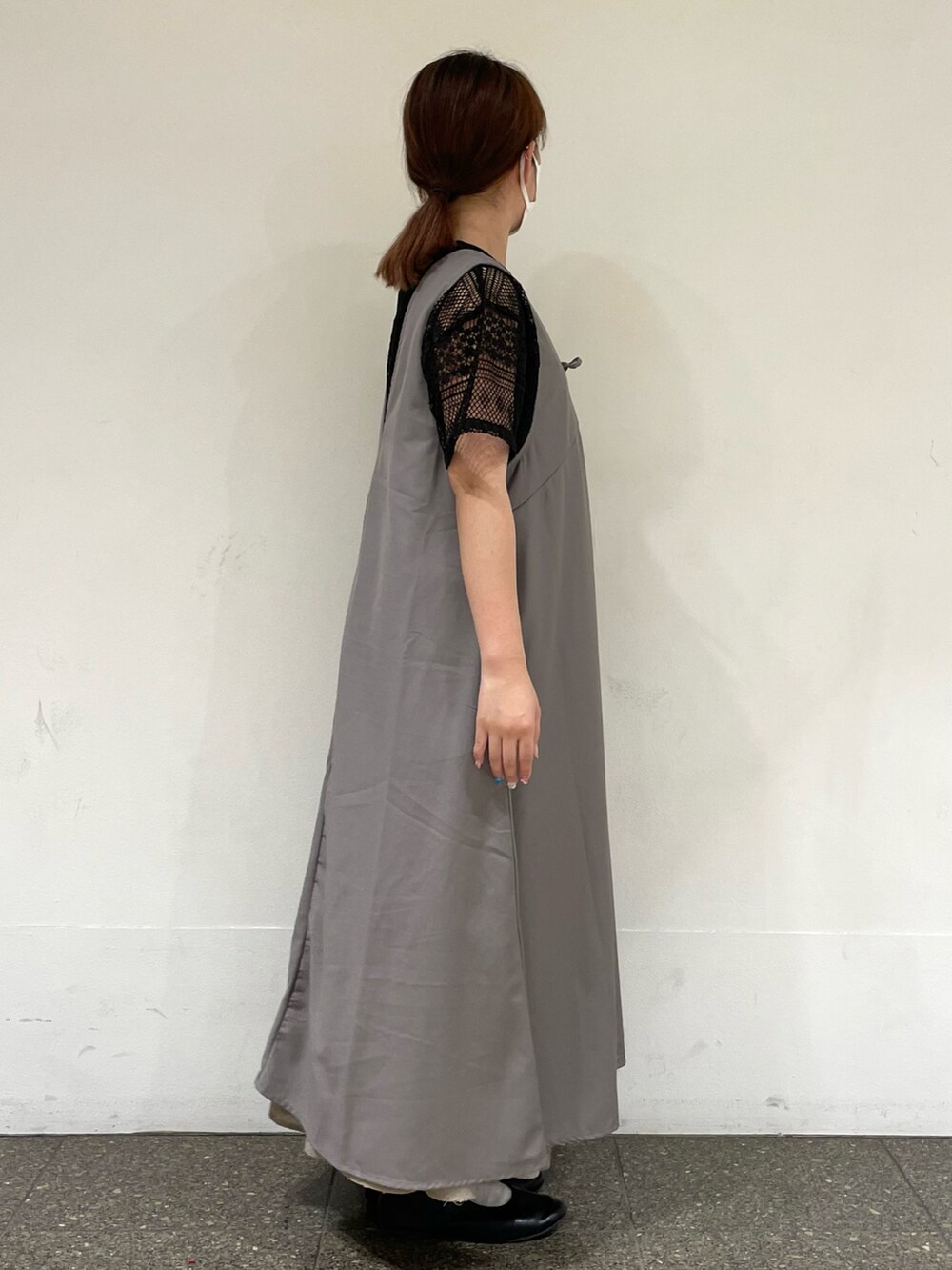 グレー系のワンピース、ベージュ系のスカート、ブラック系のドレスシューズを着用したレディースの夏コーディネートの5枚目の写真