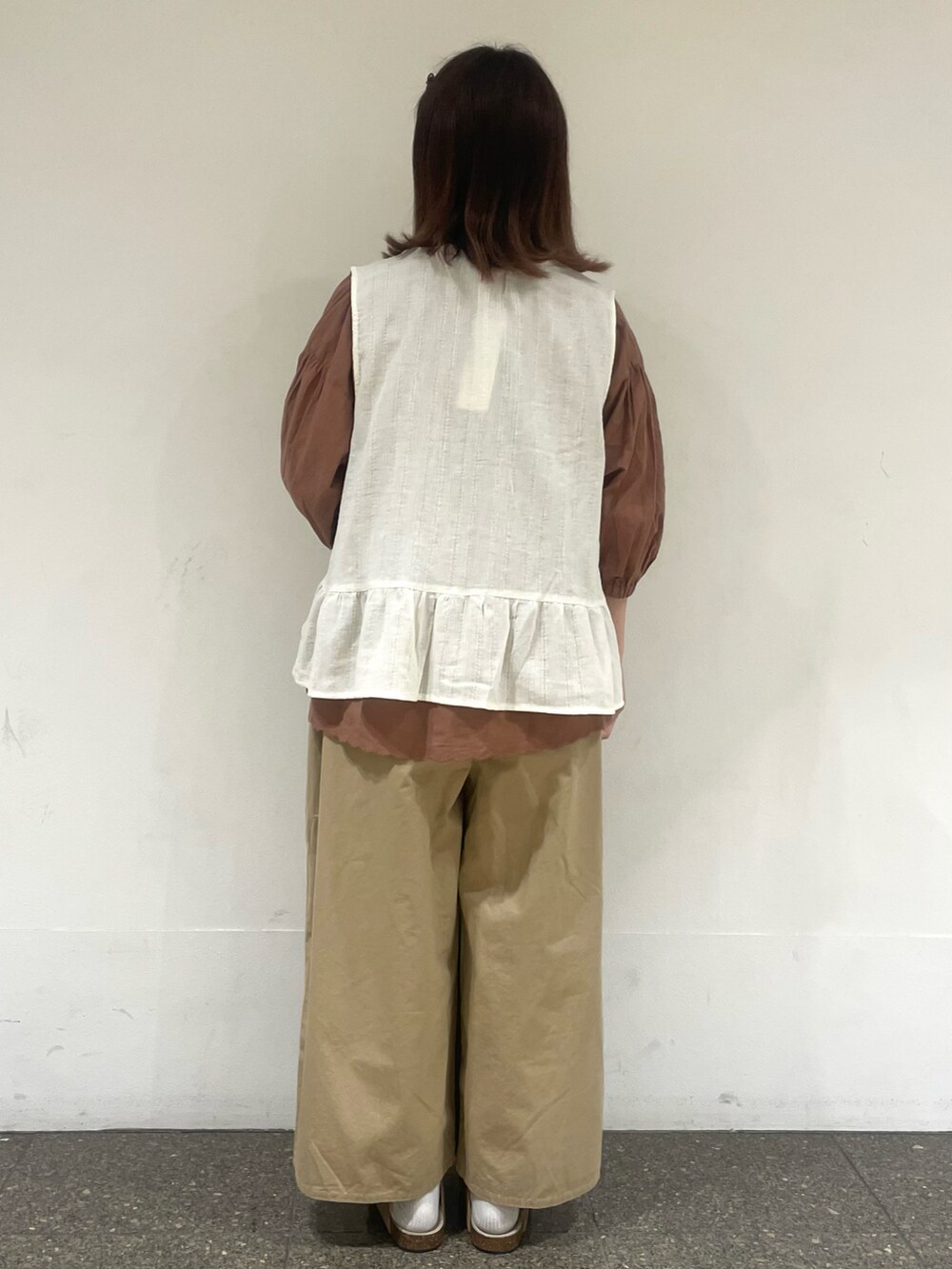 ブラウン系のシャツ/ブラウス、ホワイト系のシャツ/ブラウス、ホワイト系のタンクトップを着用したレディースの夏コーディネートの4枚目の写真