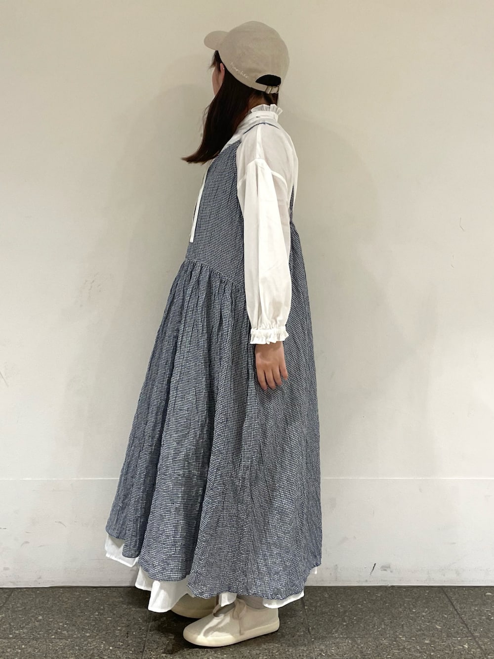 ホワイト系のスニーカー、ホワイト系のシャツ/ブラウス、ブルー系のワンピースを着用したレディースの春コーディネートの3枚目の写真