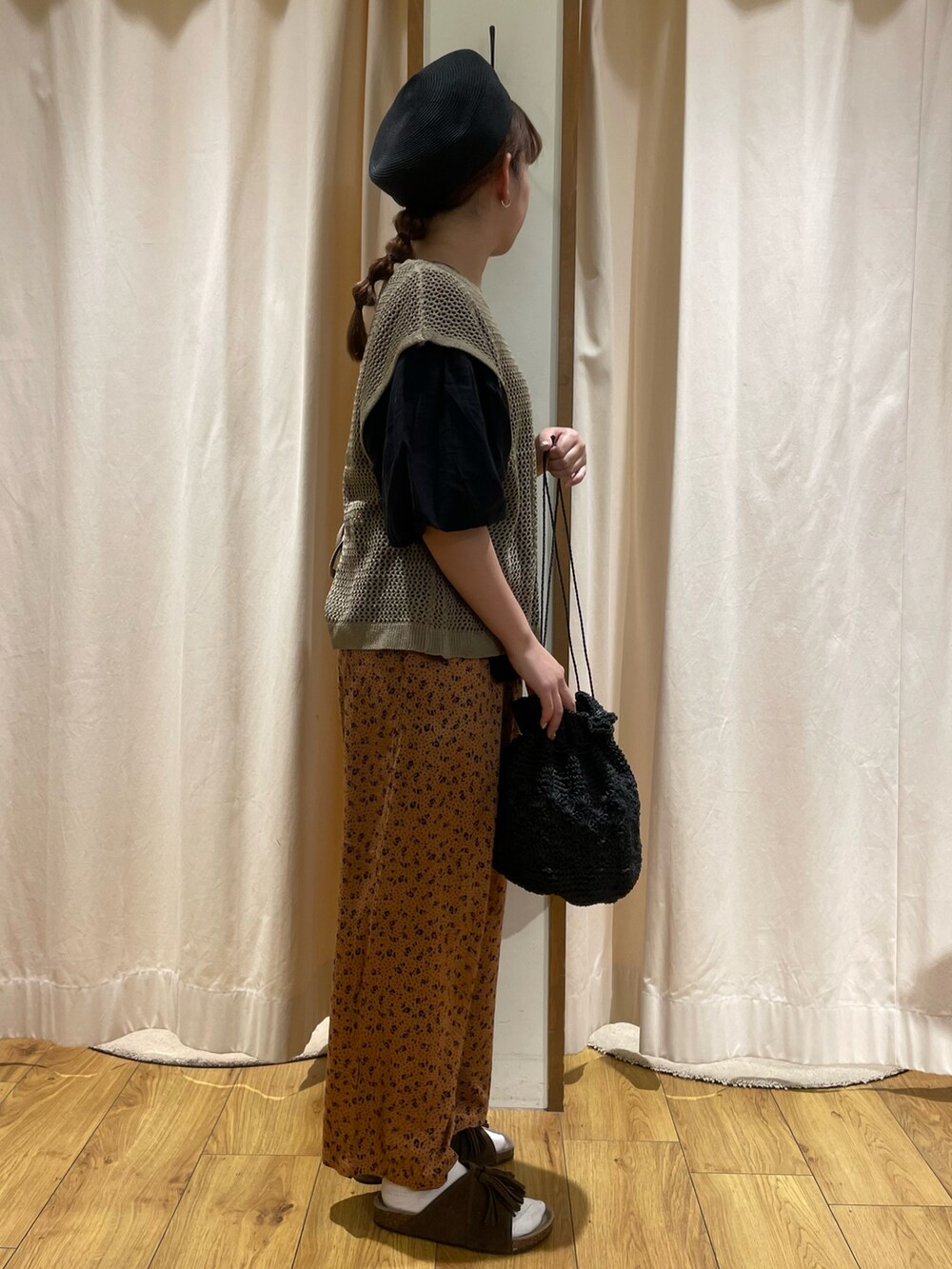 ベージュ系のベスト、ブラック系のTシャツ/カットソー、グレー系のエコバッグ/サブバッグを着用したレディースの夏コーディネートの2枚目の写真