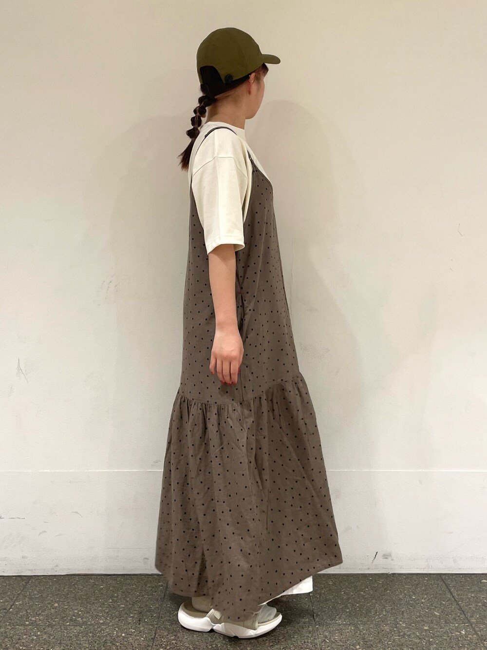 ベージュ系のサンダル、グレー系のワンピース、ホワイト系のその他パンツを着用したレディースの春コーディネートの5枚目の写真