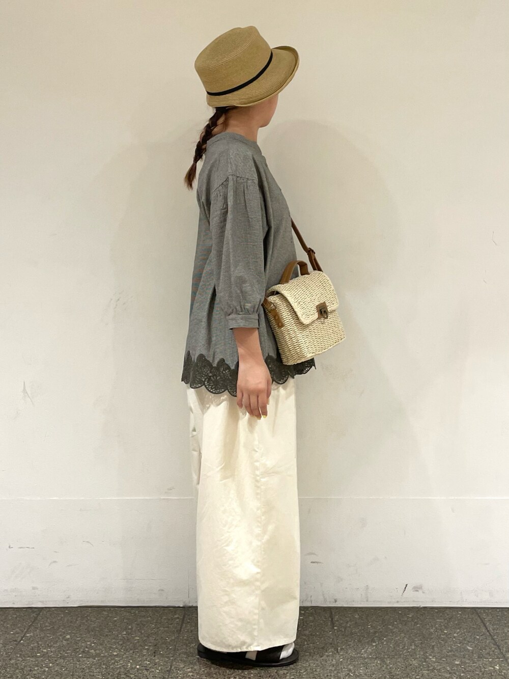ブラウン系のサンダル、グレー系のシャツ/ブラウス、ホワイト系のハンドバッグを着用したレディースの夏コーディネートの5枚目の写真