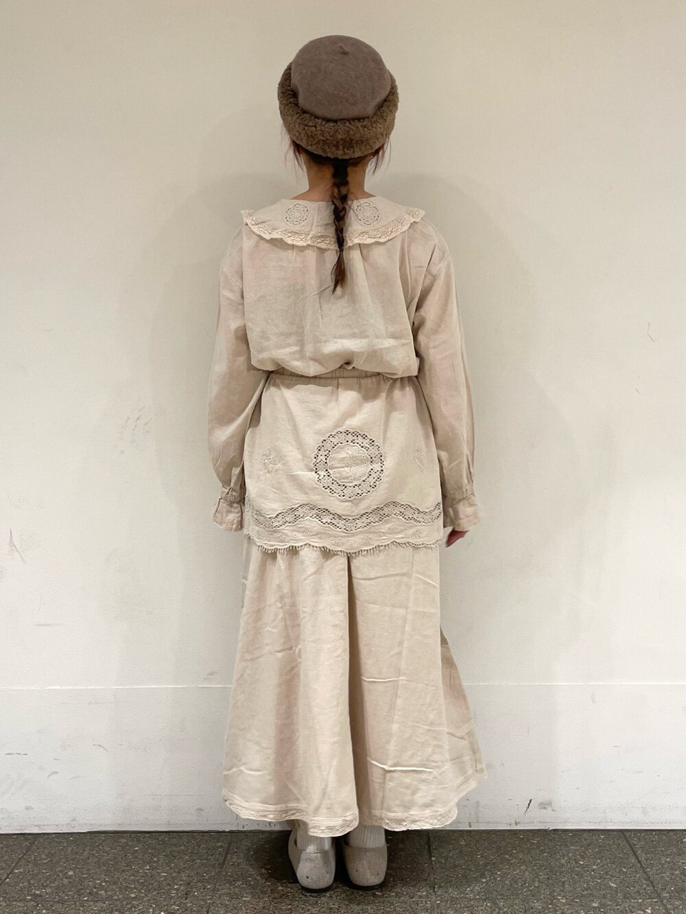 ベージュ系のドレスシューズを着用したレディースの冬コーディネートの4枚目の写真