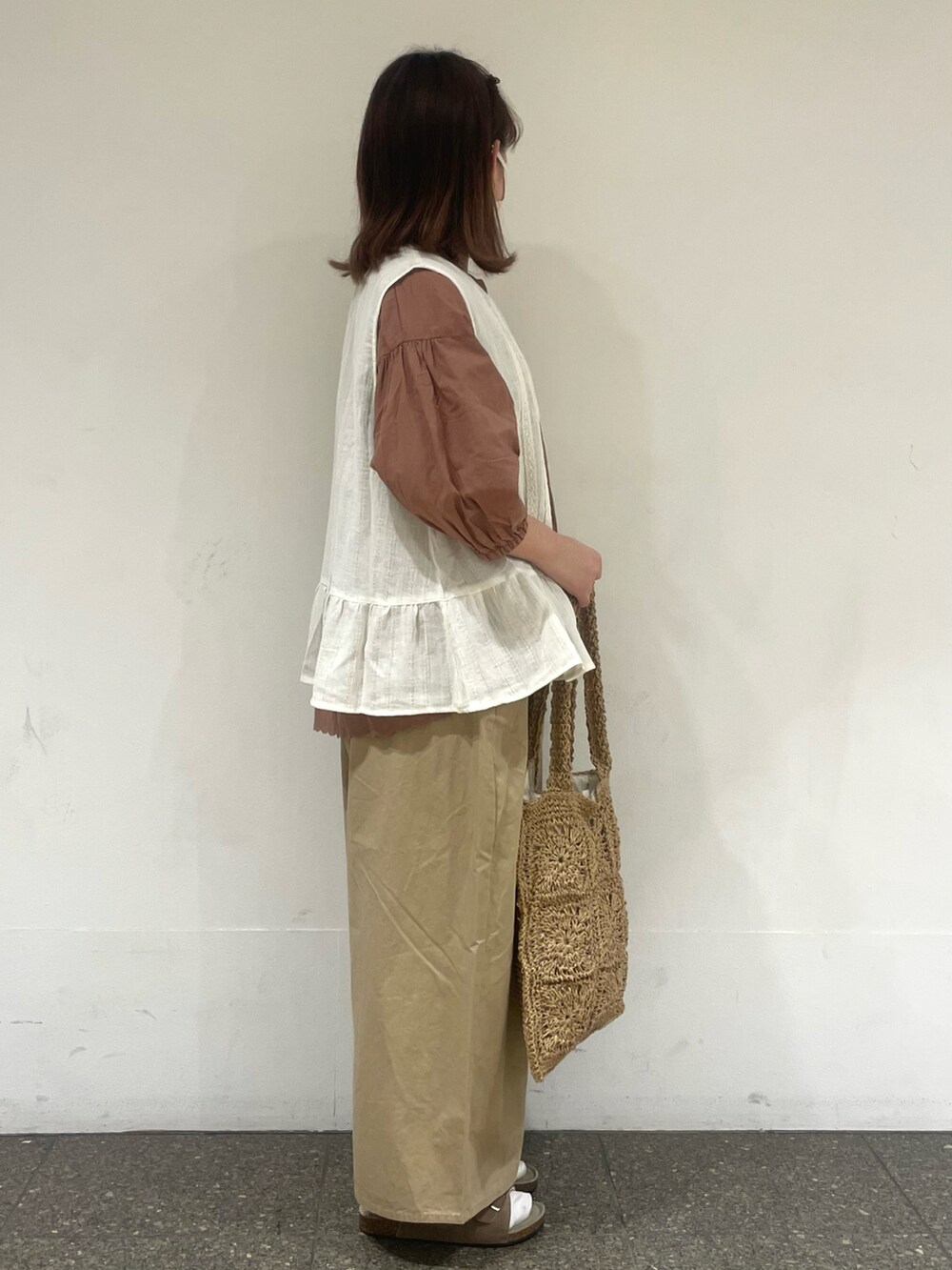 ブラウン系のシャツ/ブラウス、ホワイト系のシャツ/ブラウス、ホワイト系のタンクトップを着用したレディースの夏コーディネートの5枚目の写真