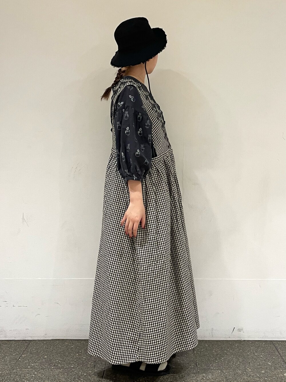 ブラック系のサンダル、ブラック系のワンピース、グレー系のワンピースを着用したレディースの夏コーディネートの5枚目の写真