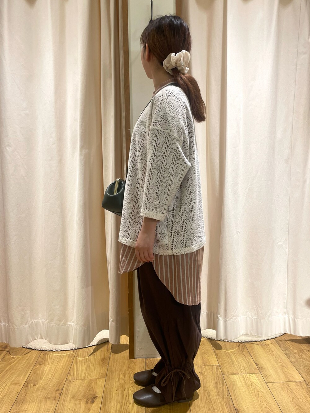 ブラウン系のシャツ/ブラウス、ブラウン系のその他パンツ、ブラウン系のパンプスを着用したレディースの夏コーディネートの2枚目の写真