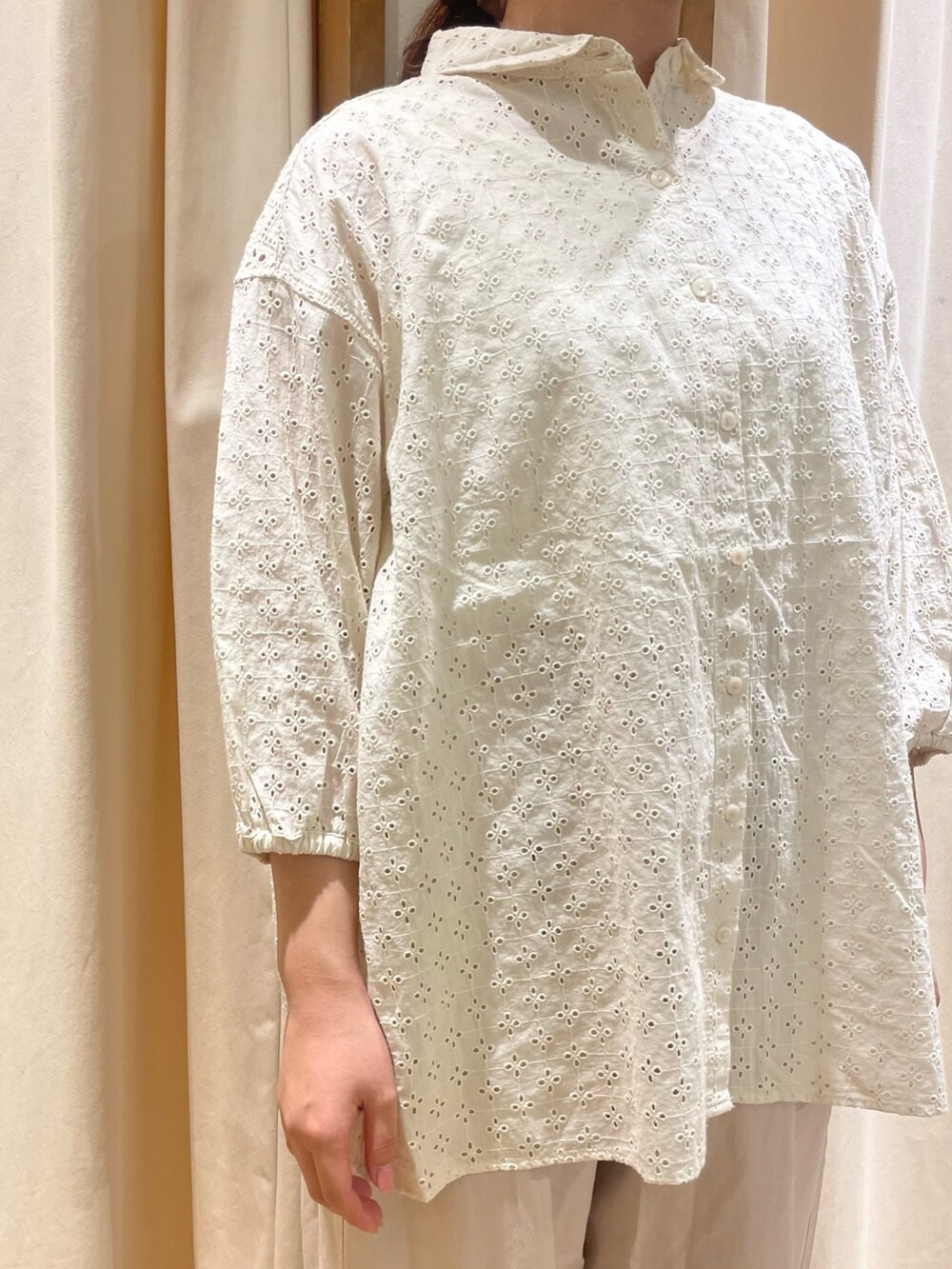 ホワイト系のシャツ/ブラウス、ピンク系のその他パンツ、ホワイト系のトートバッグを着用したレディースの夏コーディネートの4枚目の写真