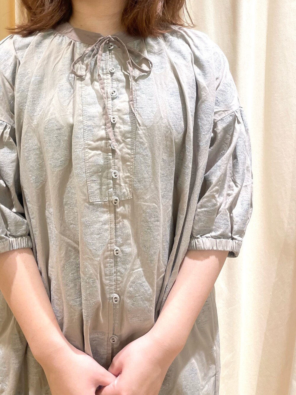 ベージュ系のワンピース、ブラック系のその他パンツ、ブラック系のサンダルを着用したレディースの夏コーディネートの4枚目の写真