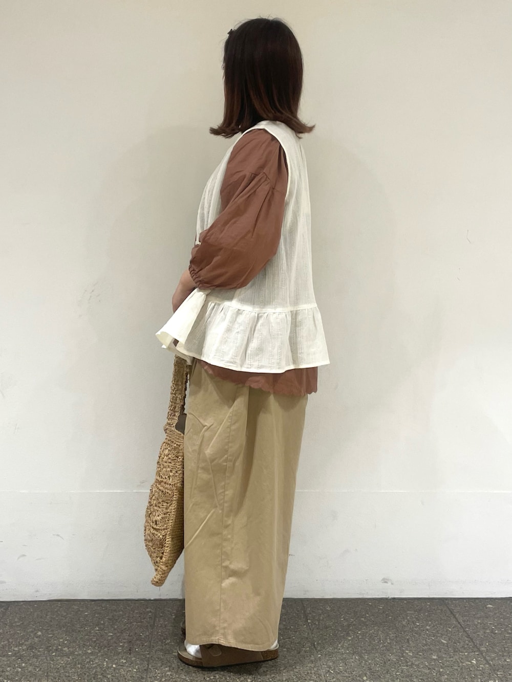 ブラウン系のシャツ/ブラウス、ホワイト系のシャツ/ブラウス、ホワイト系のタンクトップを着用したレディースの夏コーディネートの3枚目の写真