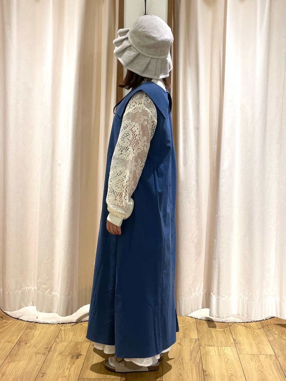 ホワイト系のシャツ/ブラウス、ブルー系のワンピース、ホワイト系のハンドバッグを着用したレディースの夏コーディネートの2枚目の写真