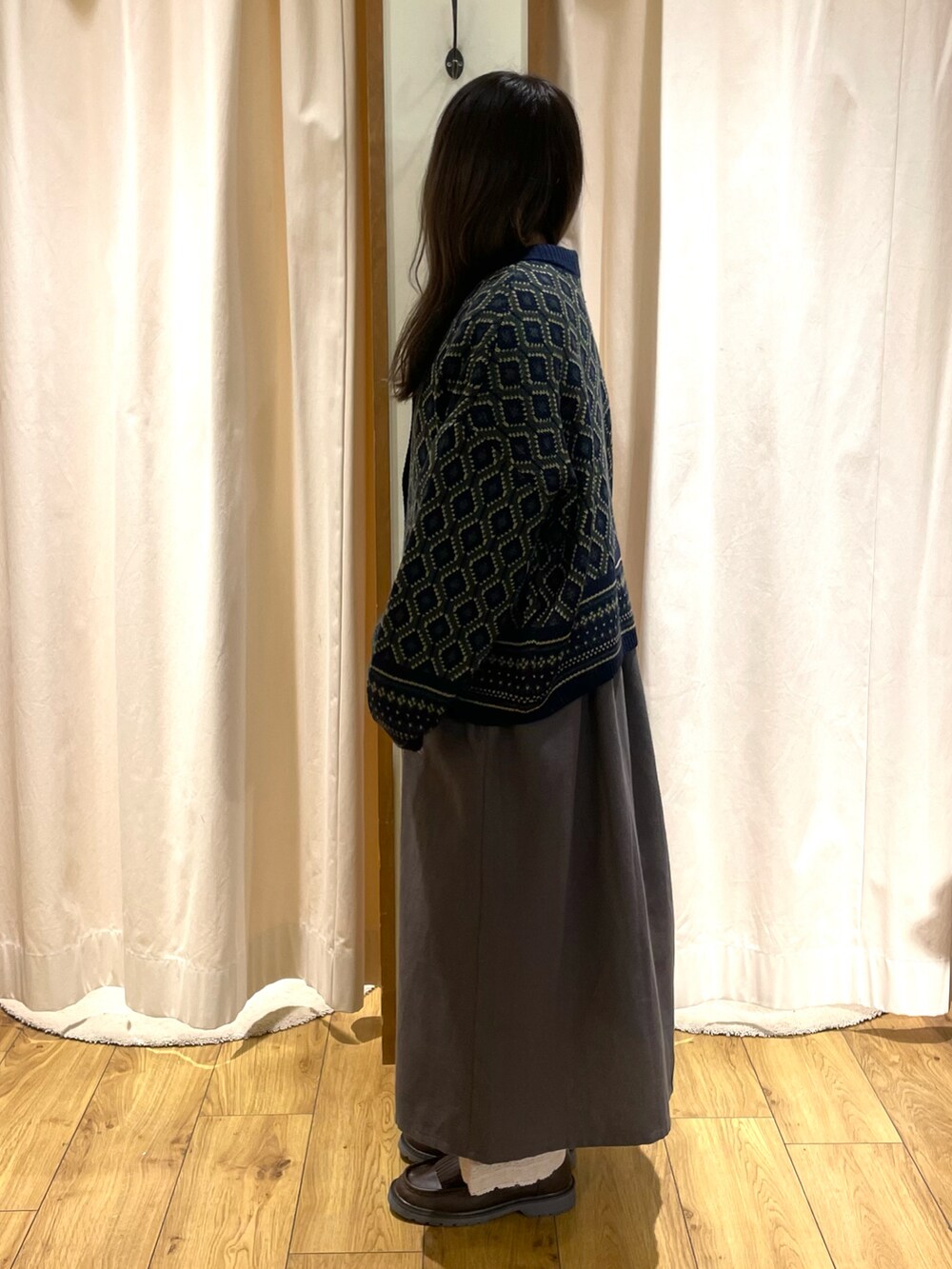 ブルー系のカーディガン/ボレロ、グレー系のワンピース、ホワイト系のその他パンツを着用したレディースの冬コーディネートの2枚目の写真