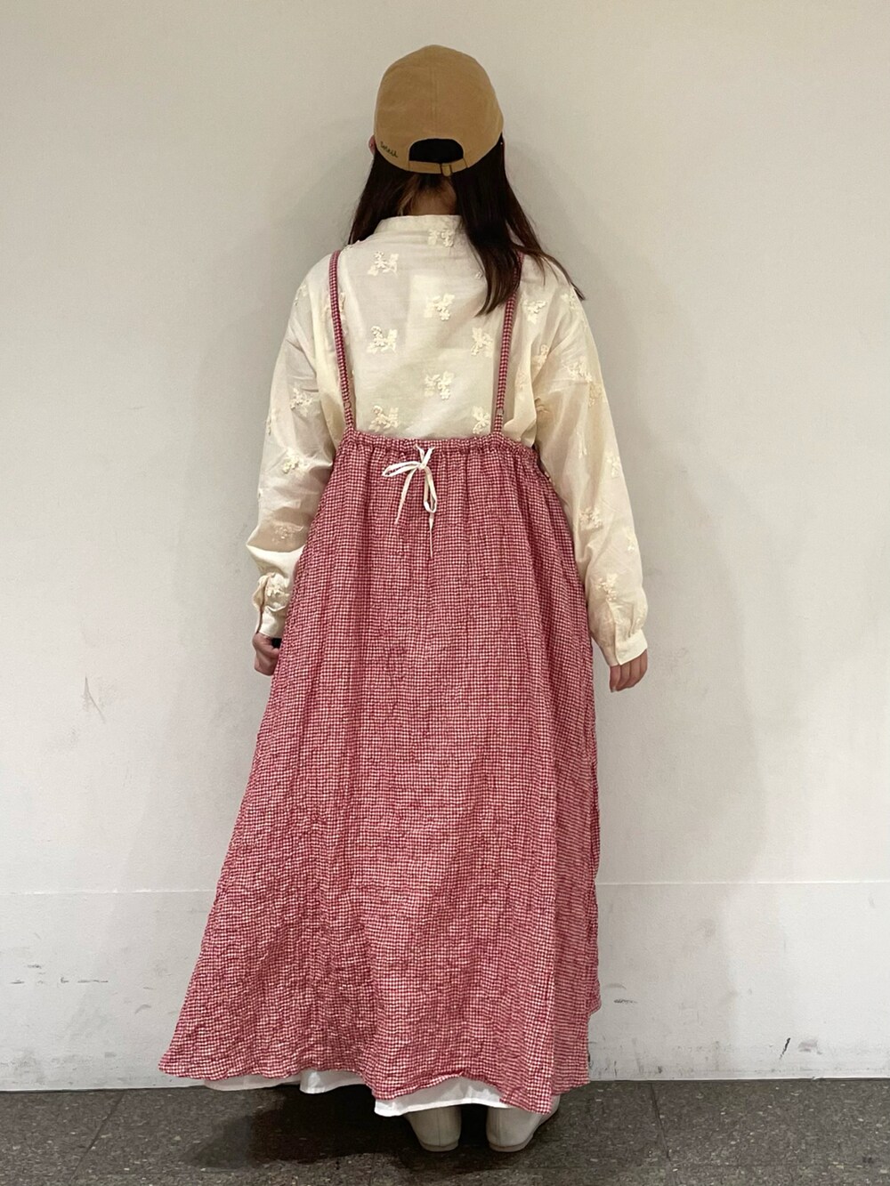 ホワイト系のシャツ/ブラウス、レッド系のワンピース、ホワイト系のスカートを着用したレディースの春コーディネートの4枚目の写真