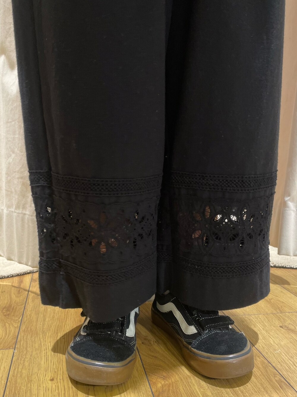 ブラック系のベスト、グレー系のシャツ/ブラウス、ブラック系のその他パンツを着用したレディースの冬コーディネートの5枚目の写真