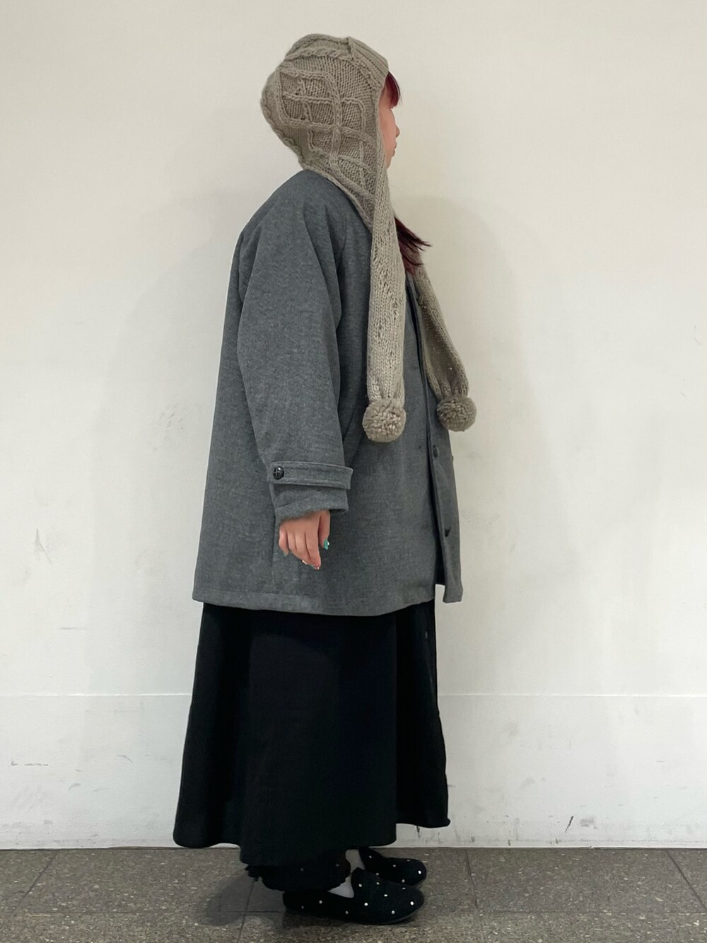 グレー系のドレスシューズを着用したレディースの冬コーディネートの5枚目の写真