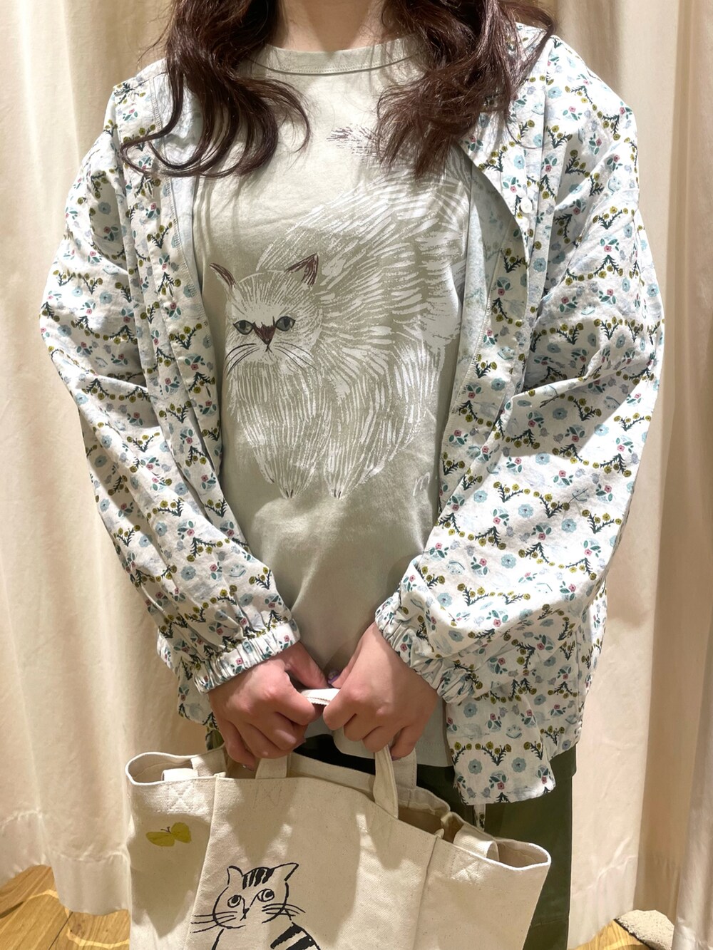 「miyuki matsuo、松尾ミユキコラボ、松尾ミユキ、低身長コーデ、ネコ、トートバッグ、カーゴパンツ、Tシャツ、ブラウス、サマンサ モスモス(Samansa Mos2)、サマンサモスモス、SM2、Samansa Mos2、低身長、春コーデ」|「Samansa Mos2の【miyuki matsuo × SamansaMos2】半袖Tシャツ(Tシャツ/カットソー、ベージュ系)」を使った、松さん(レディース・153cm)の春コーディネートの4枚目の写真