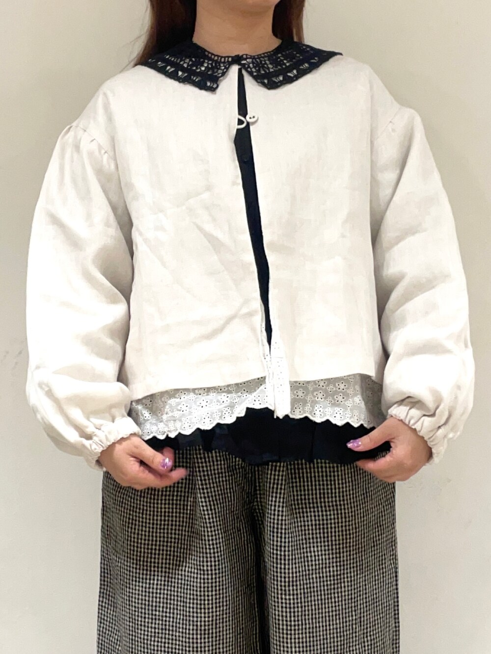 ブラック系のドレスシューズ、その他のその他を着用したレディースの冬コーディネートの3枚目の写真