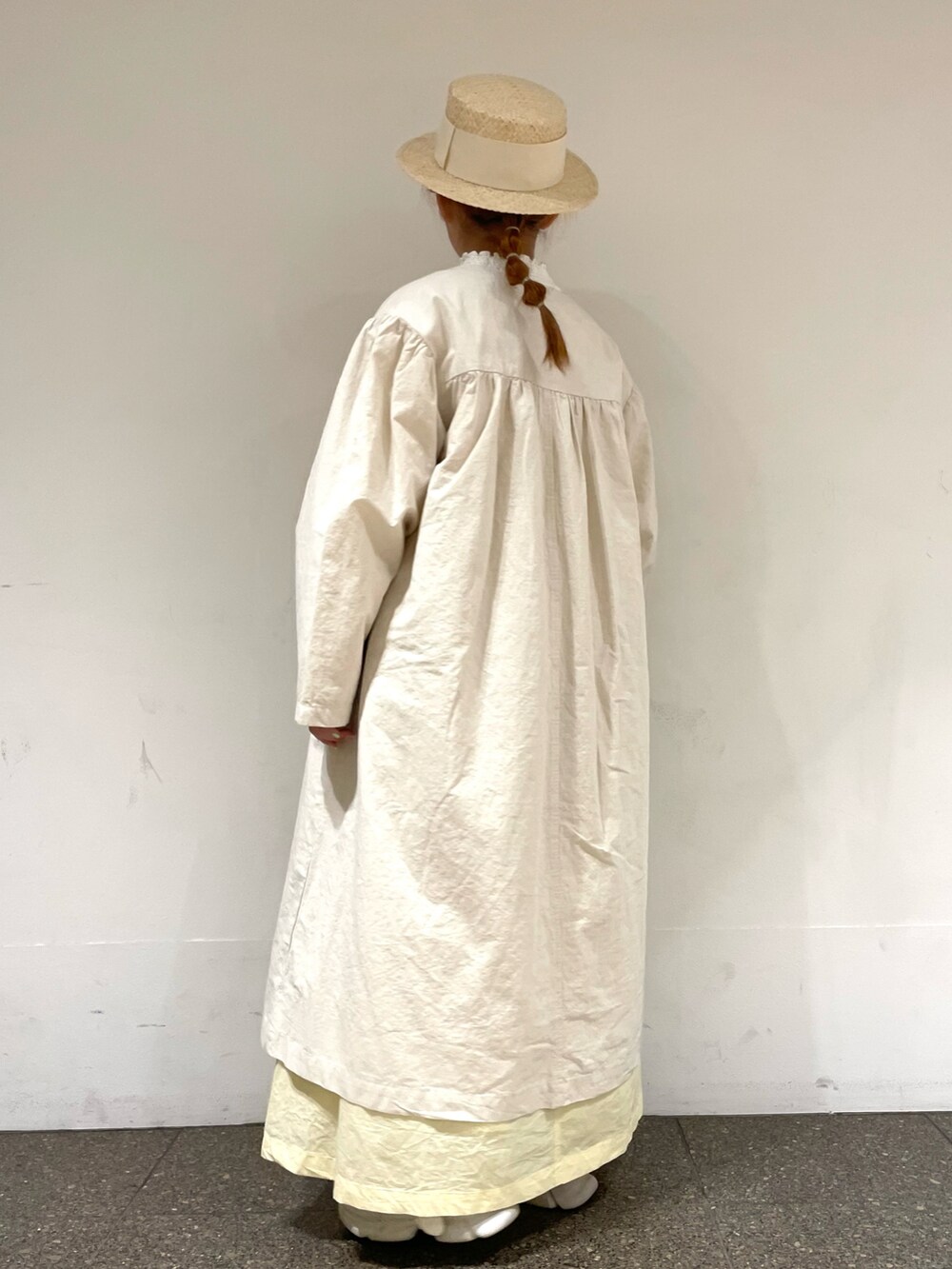 ホワイト系のTシャツ/カットソー、ホワイト系のノーカラーコート、イエロー系のワンピースを着用したレディースの春コーディネートの4枚目の写真