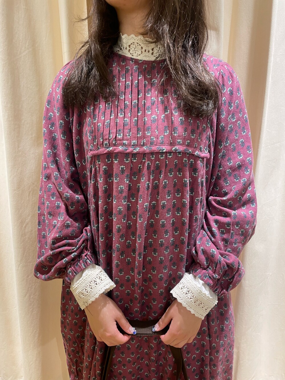 ホワイト系のTシャツ/カットソー、レッド系のワンピース、ブラウン系のショルダーバッグを着用したレディースの冬コーディネートの4枚目の写真