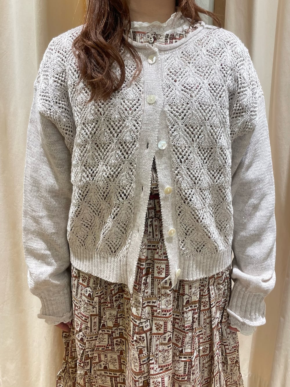 ホワイト系のカーディガン/ボレロ、レッド系のシャツ/ブラウス、レッド系のスカートを着用したレディースの冬コーディネートの4枚目の写真