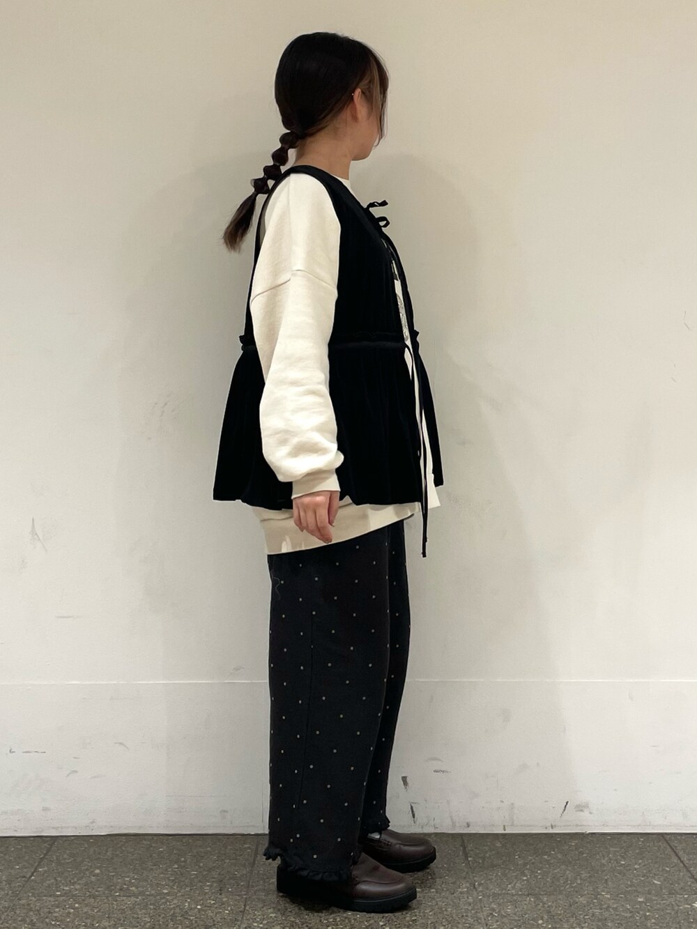 ブラウン系のドレスシューズを着用したレディースの冬コーディネートの5枚目の写真